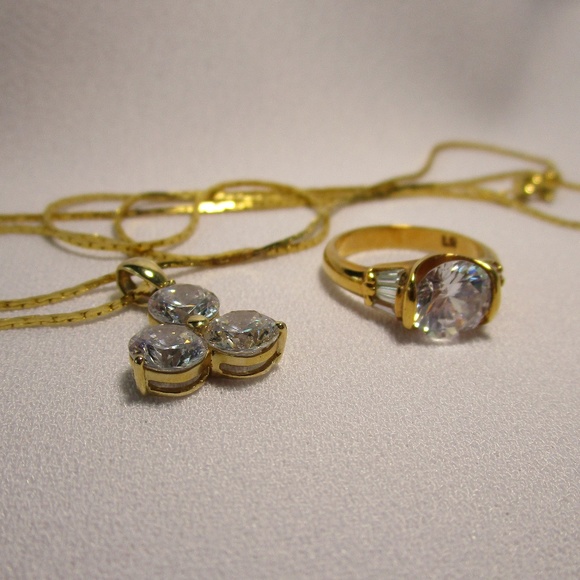 💎Host Pick💎 Large CZ Stone Ring and Pendant Set - Picture 5 of 7